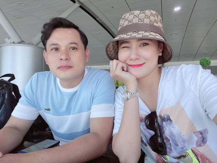 Cặp đôi đã chính thức trở thành vợ chồng ở quê nhà vào ngày 5/5 năm ngoái, nhưng vì nhiều lí do đến hơn 1 năm sau cả mới có thể tổ chức tiệc cưới tại thành phố Hồ Chí Minh vào thời gian sắp tới