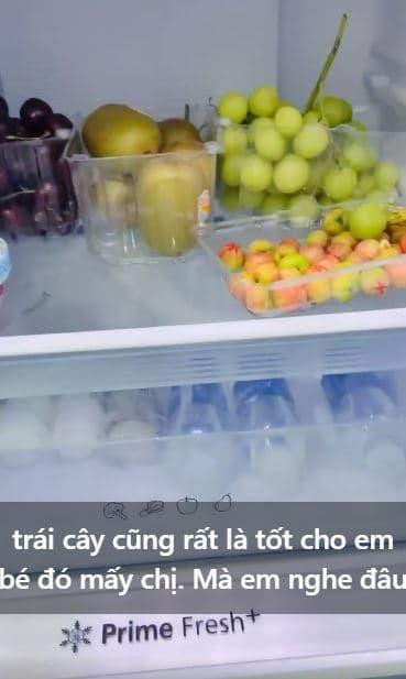Nữ diễn viên chia sẻ hình ảnh trong tủ lạnh có nhiều loạt hoa quả khác nhau