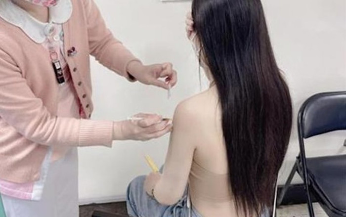 Mặc áo như không mặc đi tiêm vaccine, cô gái khiến dân mạng 'nóng mắt' Ảnh 2
