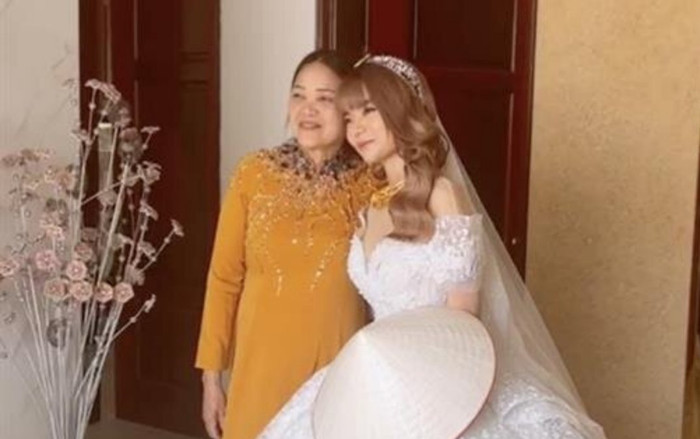 Mẹ Mạc Văn Khoa tặng cho con dâu món quà đầy ý nghĩa trong ngày trọng đại Ảnh 2