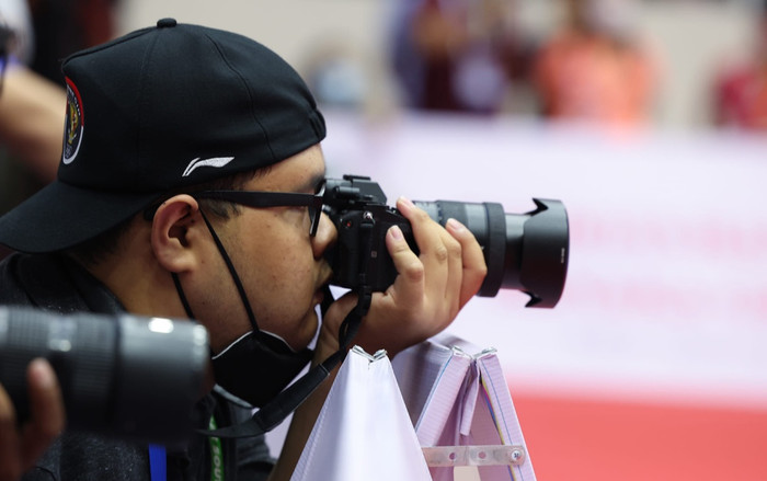 Phóng viên cụt tay người Indonesia tác nghiệp tại SeaGames 31: Câu chuyện nhiều cảm xúc phía sau! Ảnh 2