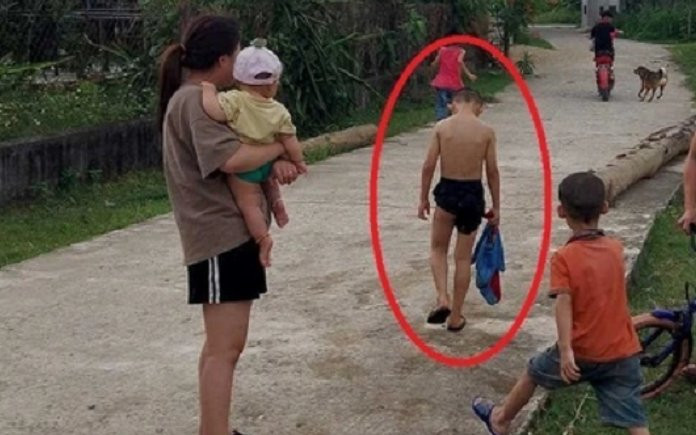 'Người hùng' lao xuống ao cứu bé trai đang chìm dần, hành động sau đó của anh cứu sống bé 1 cách thần kỳ Ảnh 2