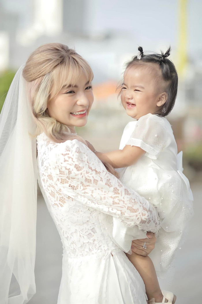 Thảo Vy tươi tắn bên con gái đầu lòng.