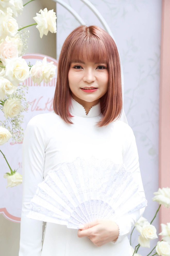 Thảo Vy được khen có nhan sắc tươi trẻ.