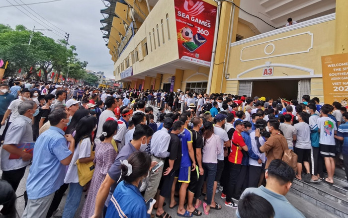 Sửng sốt trước hình ảnh khán giả Nam Định chen chúc và chật kín xem Thái Lan và Indonesia Ảnh 2