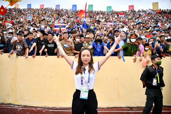 Madam Pang chụp ảnh để ghi nhận sự cuồng nhiệt ở sân Thiên Trường.