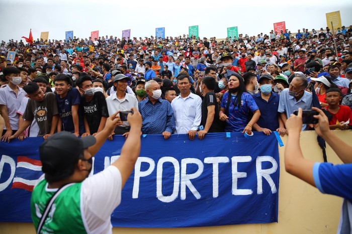 Những CĐV Thái Lan có mặt ở sân Thiên Trường cổ vũ cho thầy trò HLV Polking. Ảnh: Siamsport