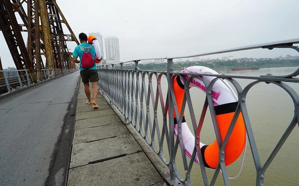 Nhiều phao cứu sinh treo trên các cây cầu bắc qua sông Hồng đã bị mất cắp 