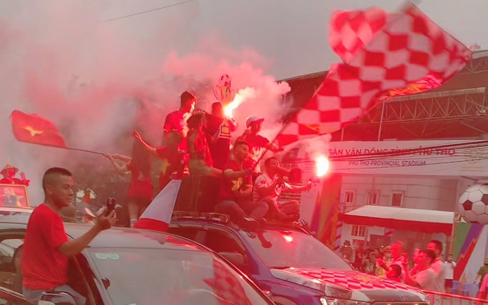 CĐV đốt pháo sáng, quẩy tưng bừng trước trận U23 Việt Nam gặp Malaysia Ảnh 2