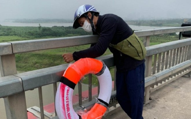 Thực hư vụ hàng loạt phao cứu sinh treo trên 6 cây cầu ở Hà Nội bị mất trộm Ảnh 2