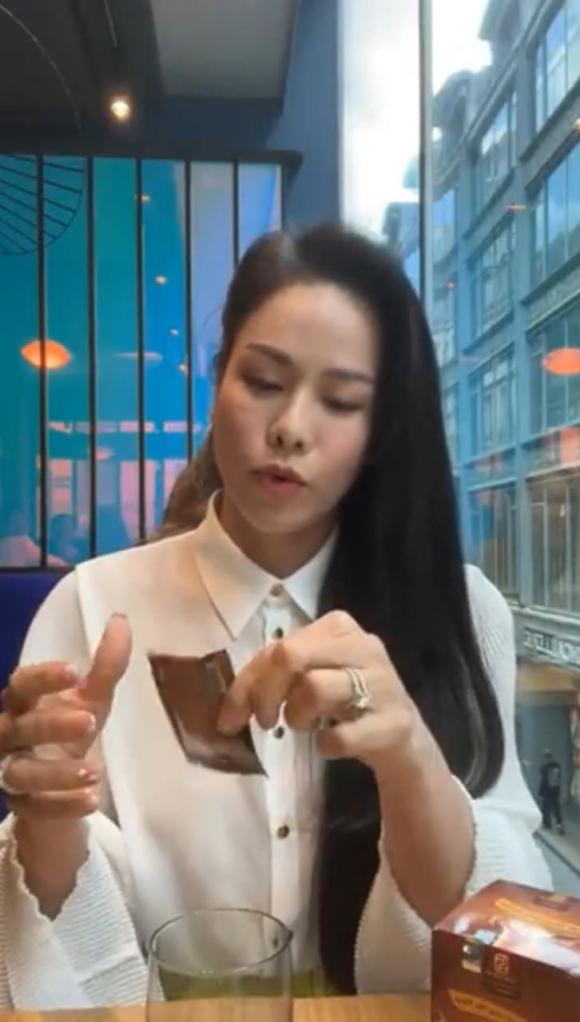 Thay vì gọi đồ uống ở menu, Nhật Kim Anh lấy một hộp cà phê mang theo để tự pha uống.