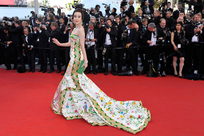 Năm 2012, Phạm Băng Băng chọn kiểu tóc mang hơi hướm Nhật Bản đến dự Cannes. Lần này, cô gây chú ý khi diện trang phục in hình tứ đại mỹ nhân Trung Quốc. Họa tiết dày đặc hoa văn trên nền áo trắng tôn lên nước da trắng sứ của nữ diễn viên. 