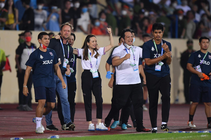 Nữ tỷ phú ăn mừng cùng ban huấn luyện U23 Thái Lan sau bàn thắng vàng của Weerathep Pomphan.