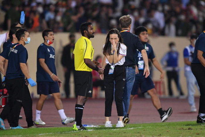 Madam Pang tỏ ra vô cùng căng thẳng.