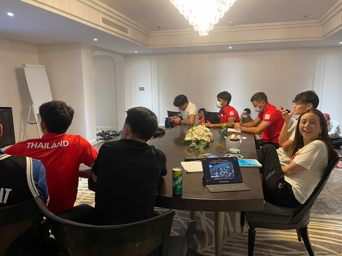 Madam Pang cùng các cầu thủ U23 Thái Lan theo dõi trận đấu giữa U23 Việt Nam và U23 Malaysia.