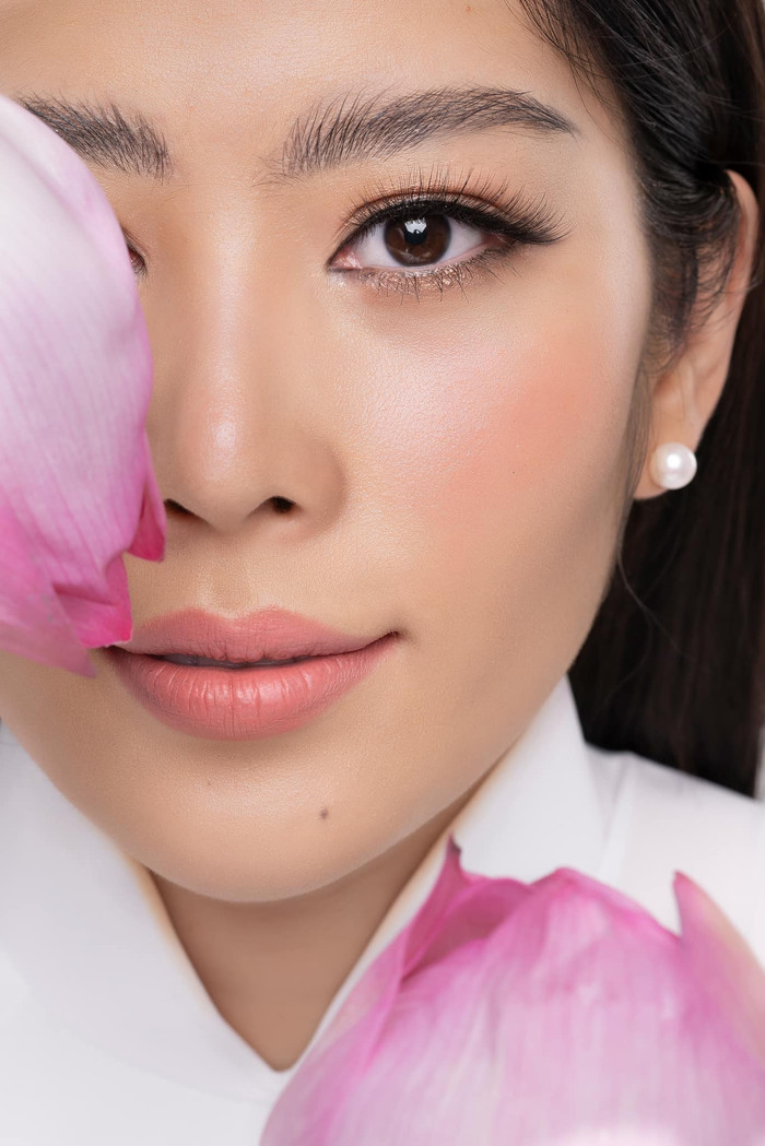 Nam Em bật khóc nức nở trong vòng tay mẹ trên sân khấu gần đây.