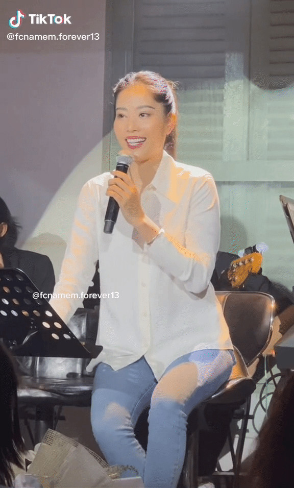 Nam Em tại đêm nhạc.