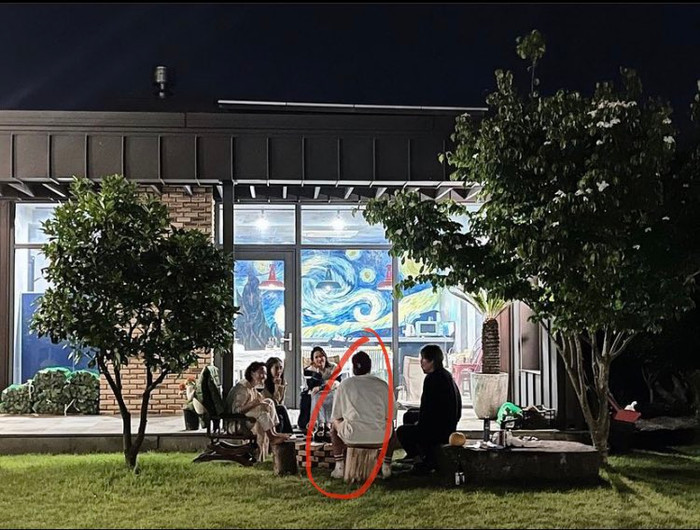 Hình ảnh người đàn ông ngồi quay lưng, trong khi 'hội chị em' lại chăm chú nghe người này nói chuyện nhận được nhiều sự chú ý của dân mạng.