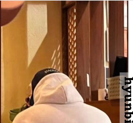 Hyun Bin từng đội chiếc mũ có hình ảnh chữ S, được cho là viết tắt họ của Son Ye Jin.