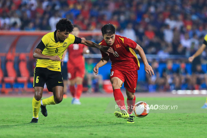 Lý Công Hoàng Anh chơi bế tắc trước sự vây bắt của cầu thủ Malaysia.