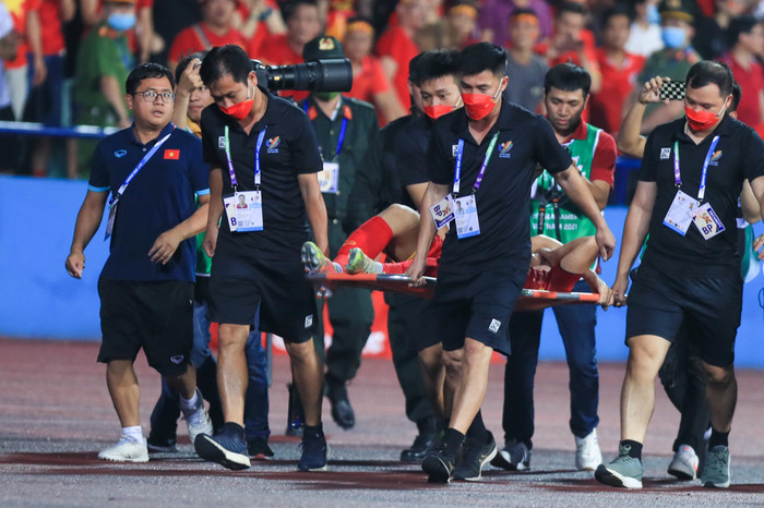 Hậu vệ Văn Xuân phải rời sân bằng cáng ở phút 72.