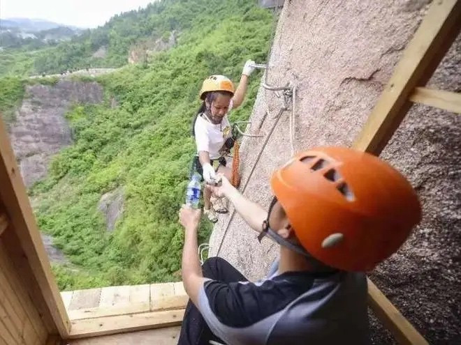 Độc đáo cửa hàng tiện lợi... bất tiện nhất thế giới nằm 'cheo leo' trên vách đá cao 120m Ảnh 2