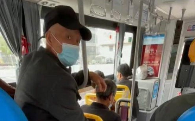 Lỡ mặc váy xẻ quá sâu, cô gái mặt tái mét khi bắt gặp ánh nhìn chằm chằm của người đàn ông lạ Ảnh 2