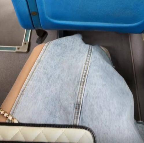 Nguyên nhân thu hút ánh nhìn của người đàn ông lạ là do chiếc váy xẻ quá sâu của cô gái. (Ảnh: Sohu) 