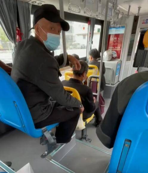 Người đàn ông nhìn chằm chằm vào cô gái ngồi phía sau. (Ảnh: Sohu)