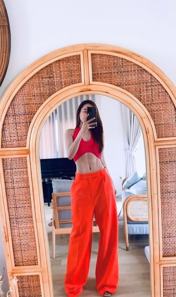 Khoảnh khắc bà xã Trường Giang khoe cơ bụng 6 múi khiến hội chị em chết mê chết mệt.