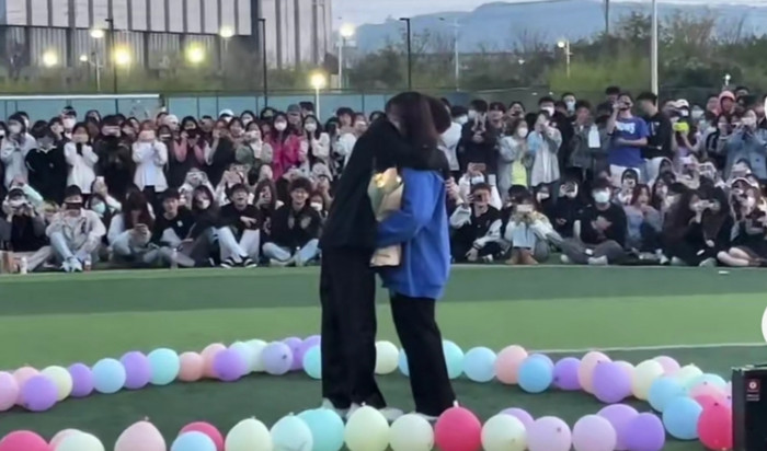 Ngày lễ Tình nhân ở TQ 'biến tướng' thành dịp khoe khoang quà tặng: Chuyển tiền tỷ, tặng xế hộp xịn xò Ảnh 1