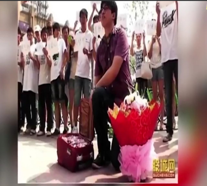 Vài năm trở lại đây, ngày lễ Tình nhân 20/5 được xem là ngày khoe quà tặng của các cặp đôi.