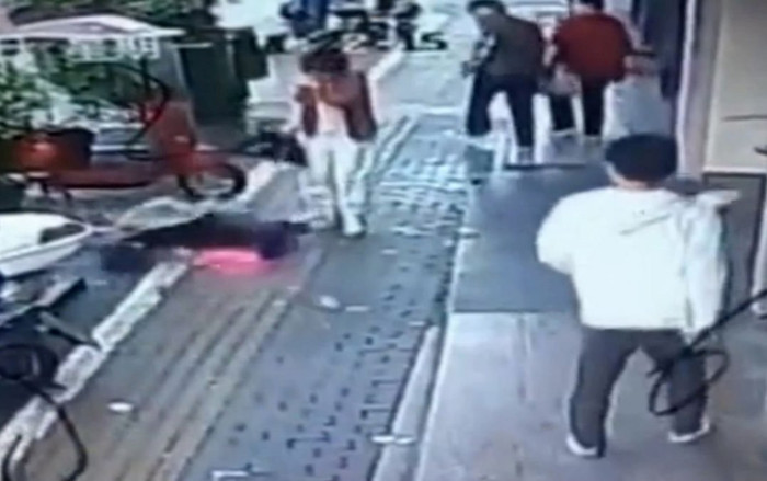 Đang đi đường, người phụ nữ chết thảm vì bị khối bê tông rơi trúng đầu Ảnh 2