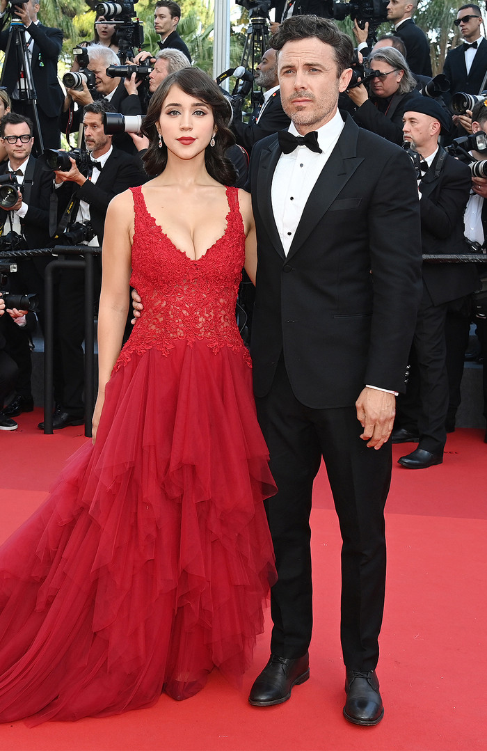 Thảm đỏ LHP Cannes: Váy áo đã bớt bồng bềnh nhưng vẫn còn cuộc 'so kè' kim cương Ảnh 13