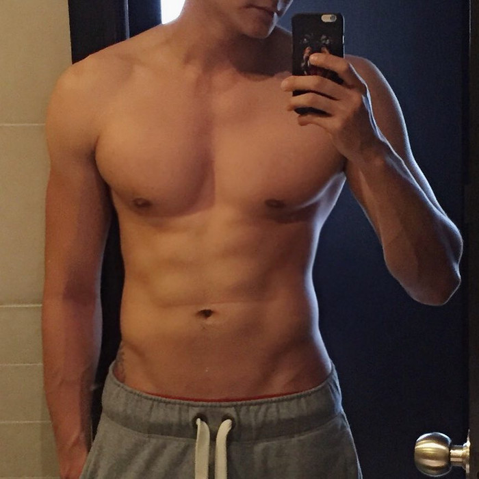  Anh sở hữu thân hình săn chắc, cơ bụng 6 múi và thường xuyên khiến hội chị em đổ gục với loạt hình ảnh khoe cơ thể cường trán. 
