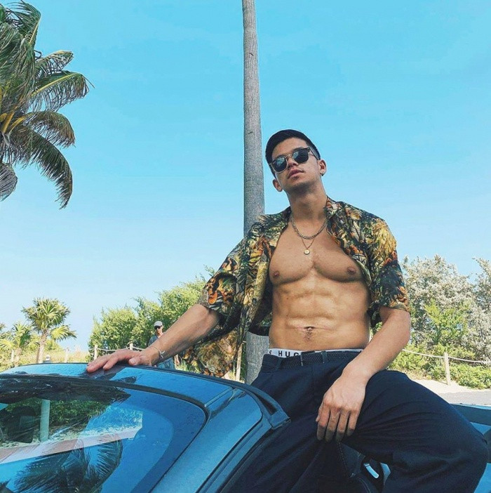 Nam ca sĩ thường xuyên khoe cơ bụng 6 múi săn chắc, múi nào ra múi nấy. Được biết để có được sức khỏe và body khiến hội chị em mê mệt như hiện tại, Trọng Hiếu đã phải duy trì chế độ ăn uống và tập luyện khoa học.