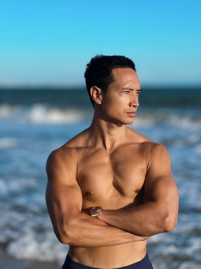 Từ khi chưa có con cho đến tận bây giờ, Kim Lý rất chăm chỉ khoe thể hình rắn chắc cùng cơ bụng 6 múi khiến nhiều người ngưỡng mộ.