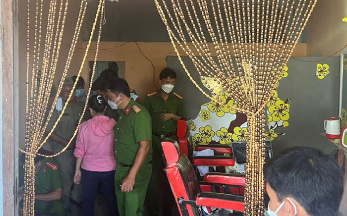 Đợi đến lượt cắt tóc, người đàn ông 60 tuổi bất ngờ ngã gục rồi tử vong Ảnh 2