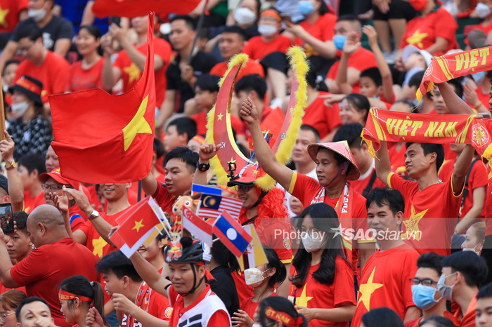 Tuyệt đẹp, khán giả ngồi kín sân Cẩm Phả tiếp sức cho tuyển nữ Việt Nam đấu Thái Lan! Ảnh 6