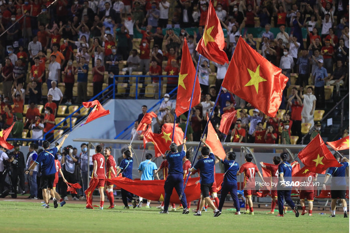 Màn ăn mừng đầy cảm xúc của các cô gái vàng sau chiến thắng Thái Lan Ảnh 3