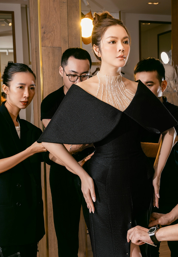 Lý Nhã Kỳ cùng các thành viên trong ê-kíp.