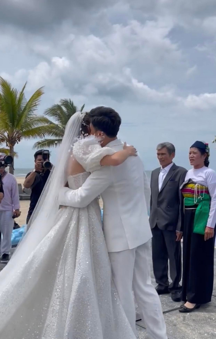 Ngày 22/5, thủ môn Bùi Tiến Dũng bất ngờ tổ chức đám cưới cùng bạn gái Tây.