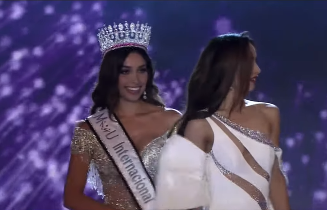 Hoa hậu Mexico trao nhầm vương miện: Fan được dịp nhắc lại sự cố đình đám Miss Universe 2015 Ảnh 8