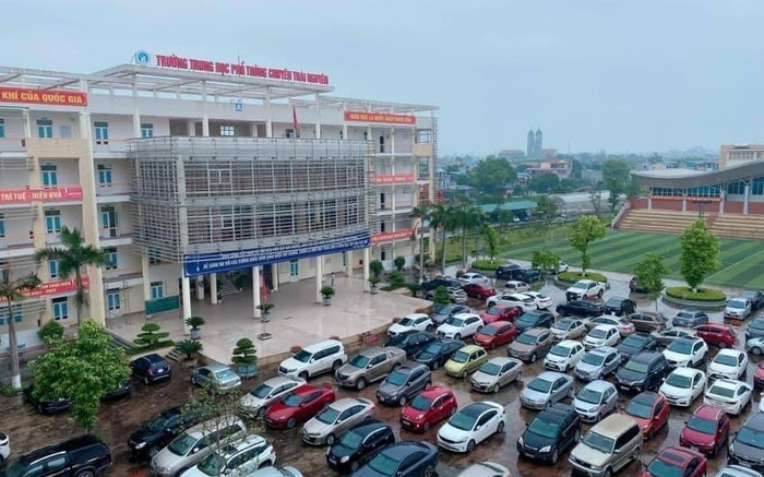 Choáng ngợp trước dàn xế hộp kín sân trường của phụ huynh Thái Nguyên trong buổi họp tổng kết cuối năm Ảnh 2