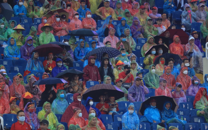 CĐV đội mưa cổ vũ U23 Việt Nam tranh HCV với Thái Lan Ảnh 2