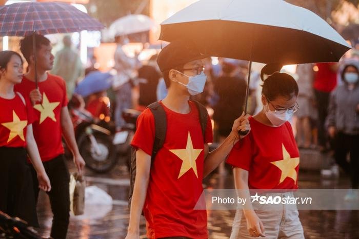 Khán giả TP HCM đội mưa cổ vũ U23 Việt Nam giành HCV SEA Games: 'Cố lên các chiến binh sao vàng' Ảnh 11