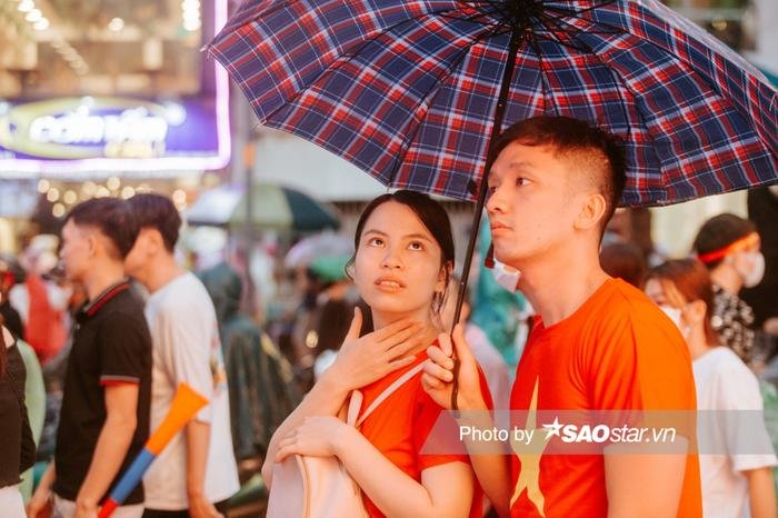 Khán giả TP HCM đội mưa cổ vũ U23 Việt Nam giành HCV SEA Games: 'Cố lên các chiến binh sao vàng' Ảnh 6