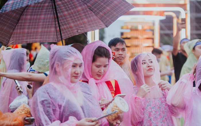 Khán giả TP HCM đội mưa cổ vũ U23 Việt Nam giành HCV SEA Games: 'Cố lên các chiến binh sao vàng' Ảnh 2