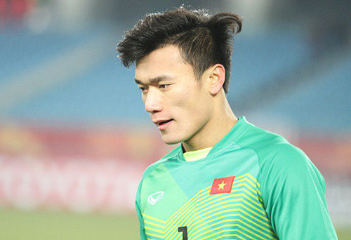 Năm 2020, Bùi Tiến Dũng đầu quân cho CLB TP.HCM bằng bản hợp đồng 3 năm, lót tay gần 8 tỷ đồng và mức lương 50 triệu đồng/tháng.