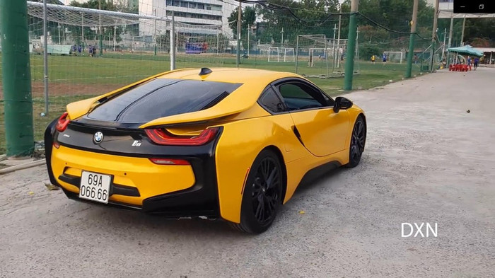 Nam thủ môn từng sở hữu chiếc BMW i8 biển tứ quý 6, anh còn khiến nhiều người trầm trồ khi biết giá trị thật của chiếc xe này lên đến gần 8 tỷ đồng. 